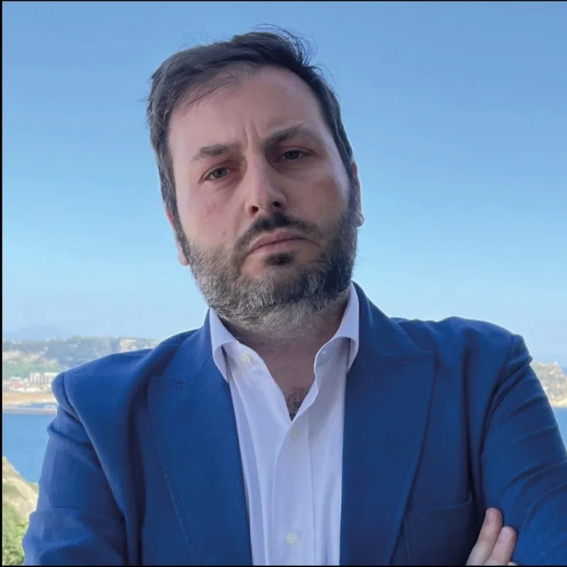 Andrea Donofrio: "Que Meloni sea más institucional y pragmática no significa que  haya dejado de ser una dirigente de extrema derecha"