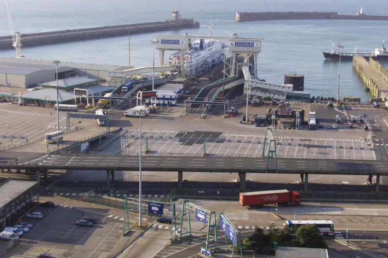"Patriotas" enmascarados bloquean el Puerto de Dover en una masiva protesta contra la inmigración