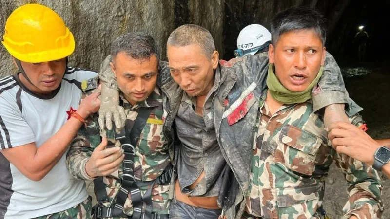 Dos nuevos rescates alientan a seguir las tareas de búsqueda, diez días después de la riada en Nepal