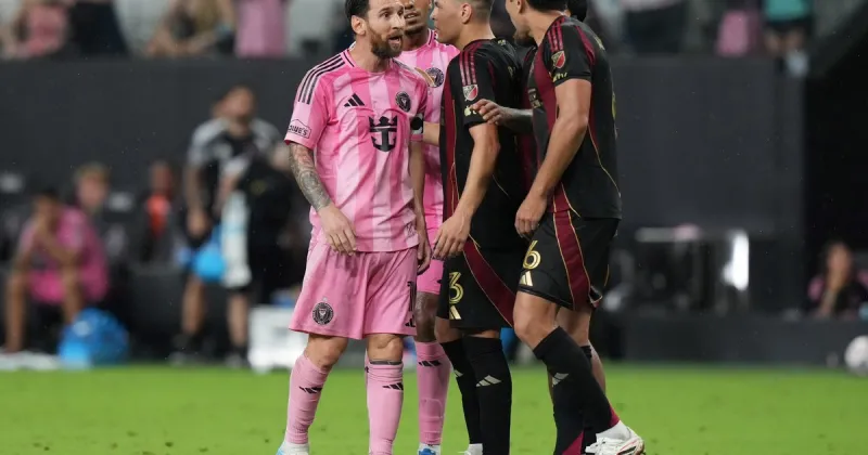 Messi, al límite en Inter Miami vs Atlanta: se abrazó con el Tata Martino, casi lo gana con un gol olímpico y se peleó con Junior Alonso