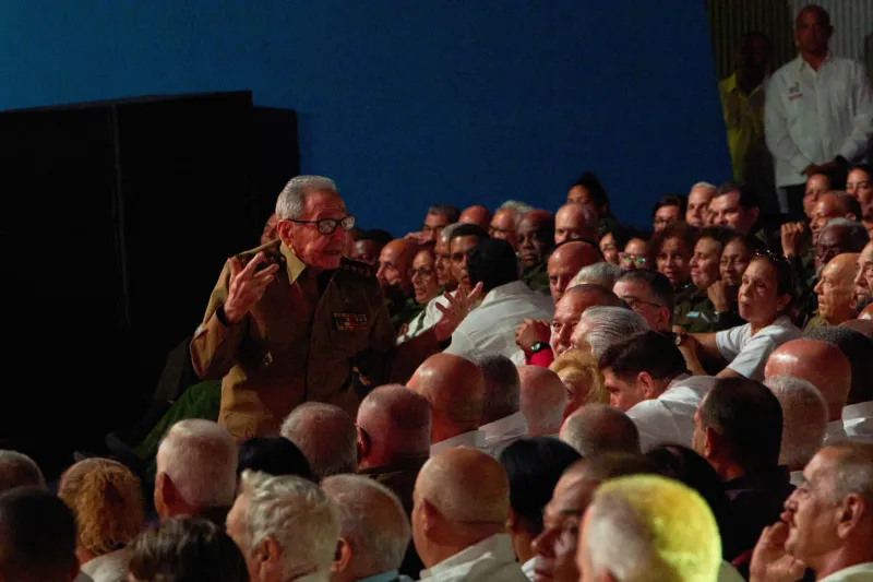 Raúl Castro reaparece en público a sus 95 años en un acto militar