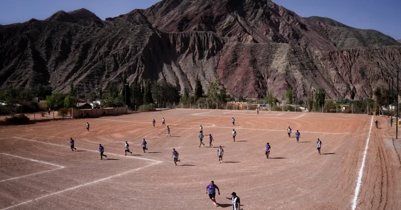Fútbol al pie del cerro de los siete colores de Purmamarca, la cancha que alguna vez Infantino le mostró al mundo como la síntesis perfecta de la pasión