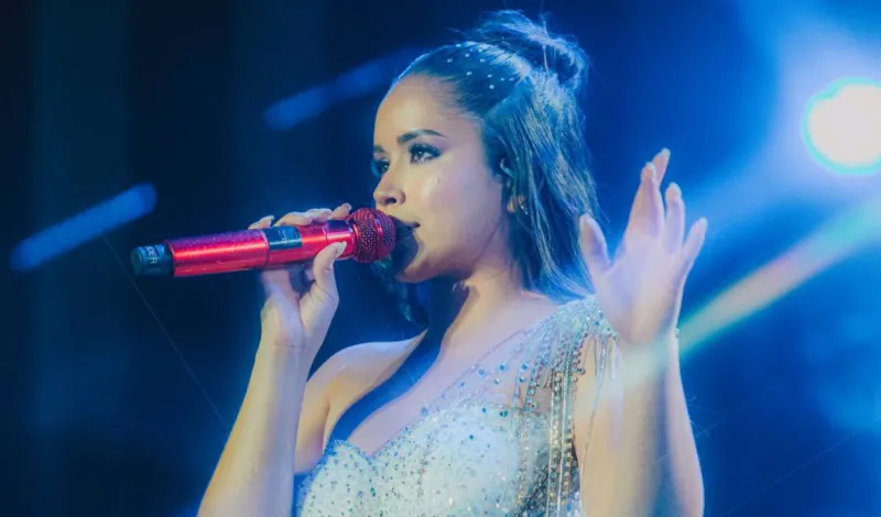 Kiara Lozano, vocalista de Corazón Serrano, recibe duras críticas por olvidarse la letra de ‘Mix cholito’ en pleno concierto: “Qué falta de profesionalismo”
