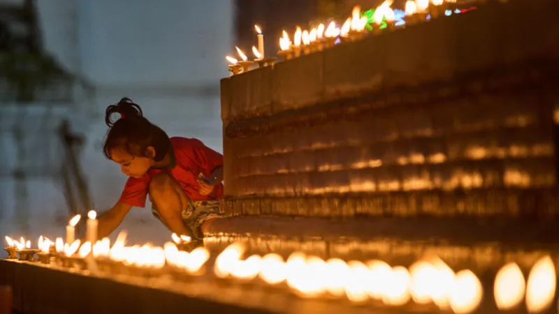 Vigilias, luto y protestas en el decimotercer día de operaciones de búsqueda tras la riada en Nepal