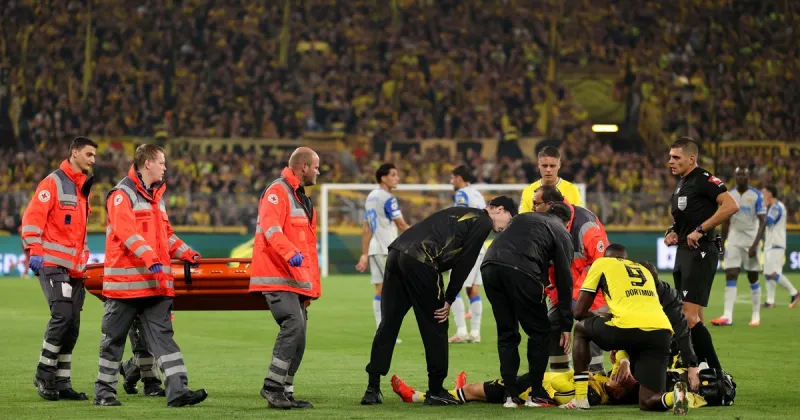 Pánico en la Champions: un jugador del Dortmund se desplomó en pleno partido vs Villarreal y se fue en ambulancia