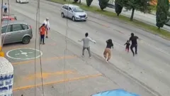 El momento en que un hombre salva a una niña pequeña de ser atropellada a la salida del supermercado en México