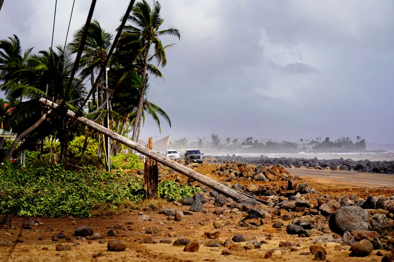 El huracán Lowell azota las islas occidentales de Hawái con inundaciones y fuertes vientos