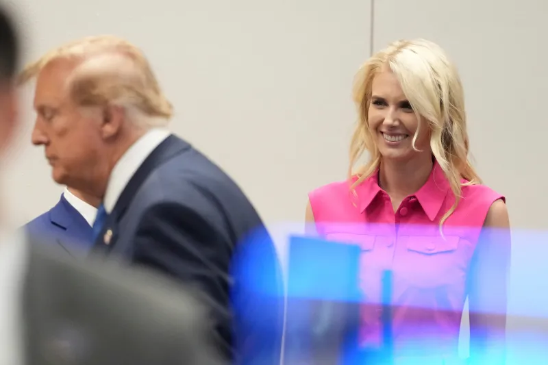 Trump regaló 135.000 dólares en efectivo a tres de sus asistentes en la Casa Blanca