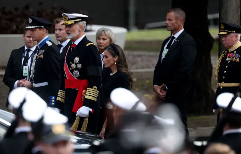 Los reyes Felipe VI y Letizia participan en el cortejo fúnebre de Harald V de Noruega