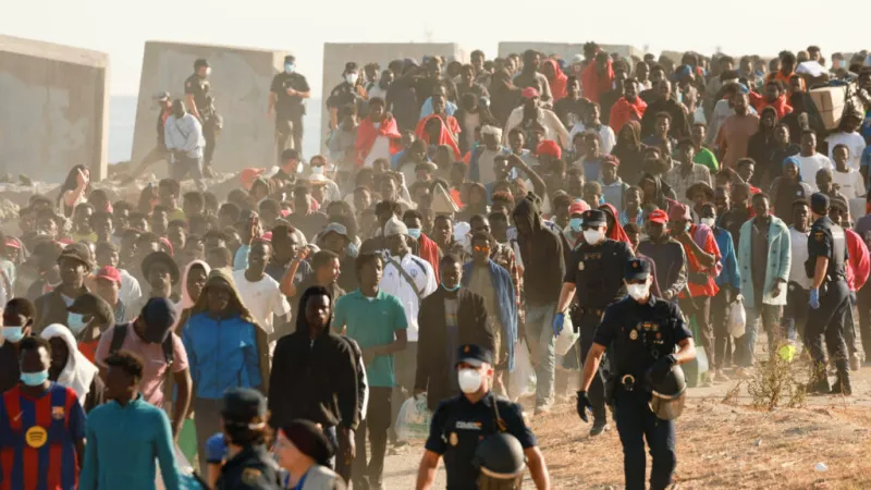 España desclasifica documentos: el CNI alertó un “asalto” por mar y tierra a Ceuta un día antes de la entrada masiva