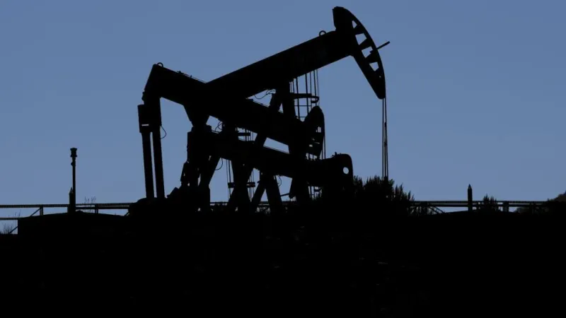 Guerra en Irán: el barril de petróleo Brent supera los 100 dólares y golpea a los mercados
