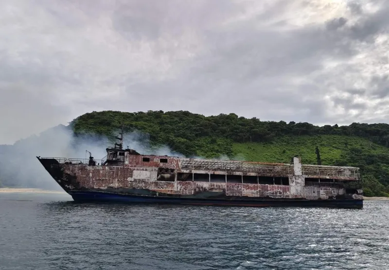 El incendio de un ferry deja al menos cinco muertos y 87 desaparecidos en Filipinas