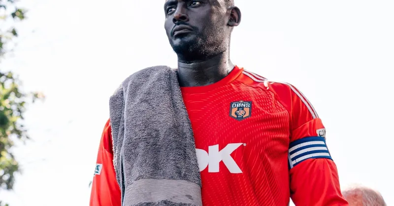 La increíble historia de George Kamurasi, el arquero de un humilde equipo inglés que puede convertirse en rey de Uganda