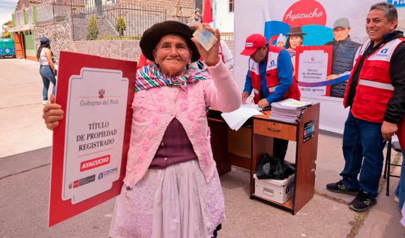 Ayacucho: COFOPRI entrega1.144 títulos de propiedad y formaliza terrenos para colegios, salud y futura comisaría