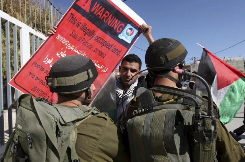 Filman a soldado israelí disparando en la pierna a palestino durante un ataque de colonos