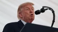 Trump asegura que la reunificación de Irlanda sería "algo fantástico" durante una visita a Dublín