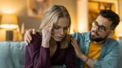 Cómo los hombres pueden ayudar a las mujeres a compartir la "carga mental" de llevar un hogar