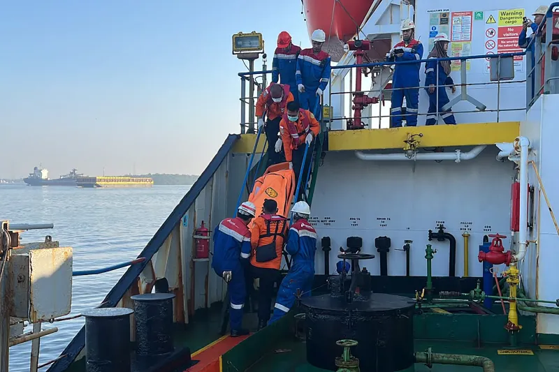 Indonesia localiza semihundido al barco naufragado que deja seis muertos y 129 desaparecidos