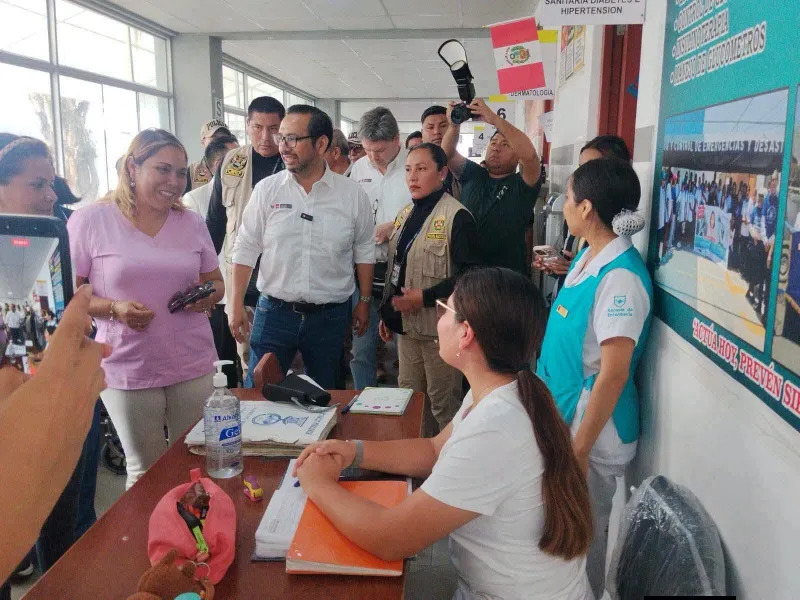 Seguridad del ministro de Salud impide a periodistas cubrir inspección del Hospital La Caleta en Chimbote