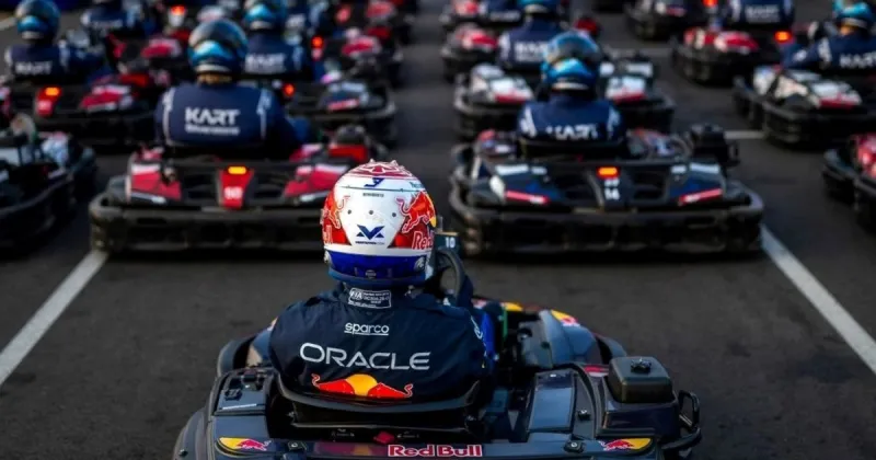 De qué se trata Max Verstappen vs 100 drivers: el piloto de Red Bull y uno de los retos más locos de su carrera