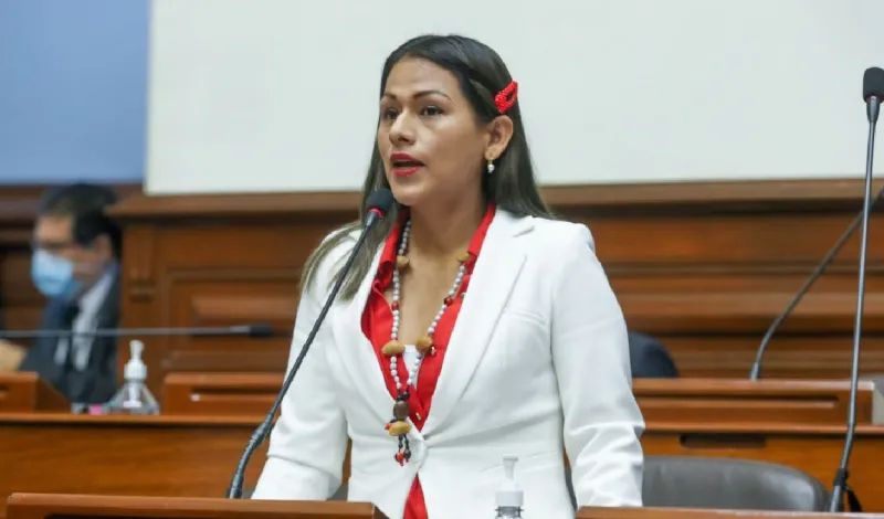 Silvana Robles enfrenta a ministro de Educación por cambios en currículo: “Prevenir la violencia sexual no es ideología”