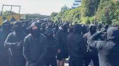 Las nuevas tácticas de intimidación de los grupos antiinmigrantes que preocupan a Reino Unido