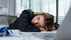 Cuál es la razón de que nos dé sueño después de almorzar (y por qué tomarse un café no es la mejor forma de espabilarse)
