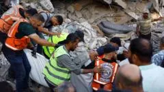 "Estamos escarbando con nuestras propias manos": el derrumbe de un edificio dañado por la guerra en Gaza deja al menos 12 muertos y decenas de desaparecidos