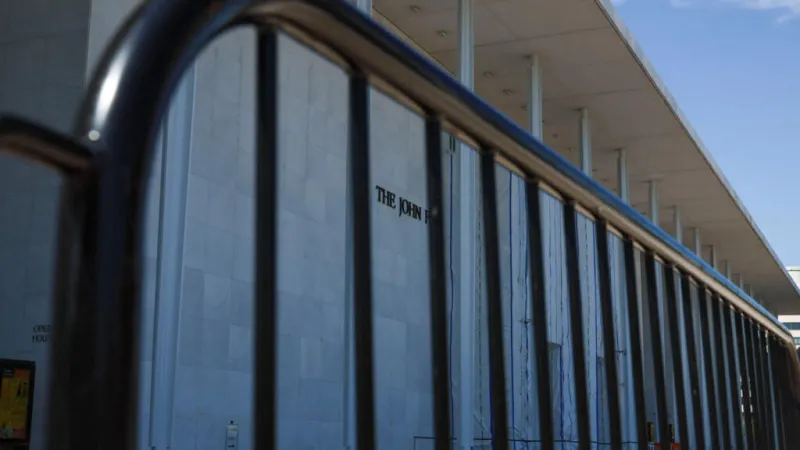 El Kennedy Center cierra sus puertas tras el fallo judicial que negó a Trump rebautizarlo con su nombre
